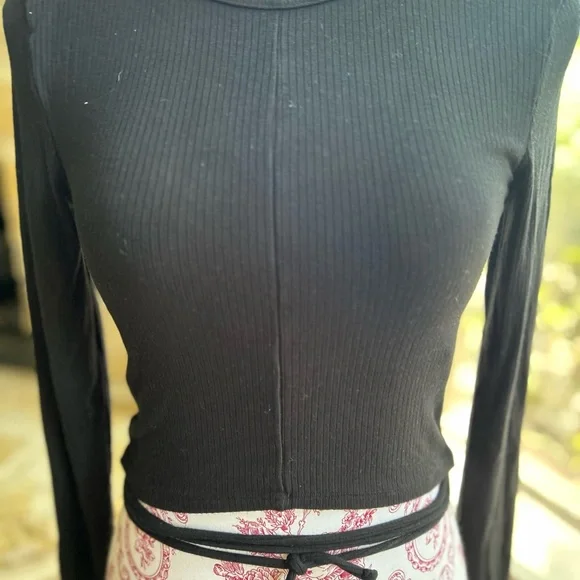 Abercrombie & Fitch Black Long Sleeve Ribbed Knit Wrap Around Tie Top - Picture 4 of 4